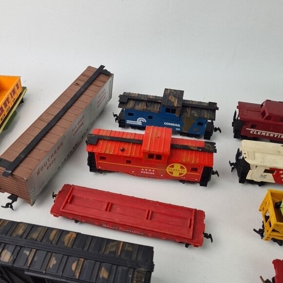 Mixed Lot HO Scale Trains Cars- Freight Boxcars-Flats-Tankers Locomotives T04 - Picture 6 of 13